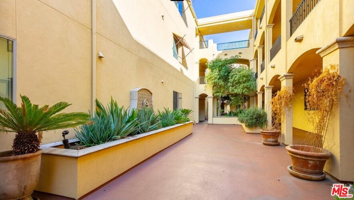 Foto del edificio - 5037 Rosewood Ave