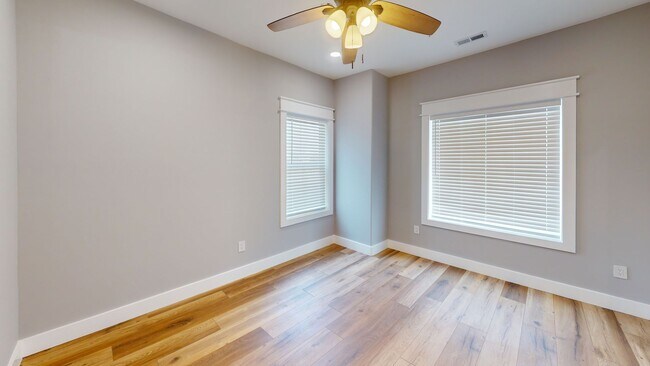 Building Photo - 1205 Hedge Ave