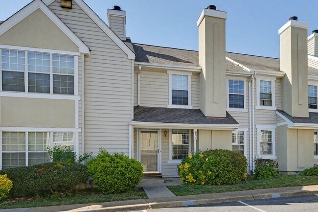 Foto del edificio - Updated 2BR Home Near Transit with Private Fenced Yard in Newport News