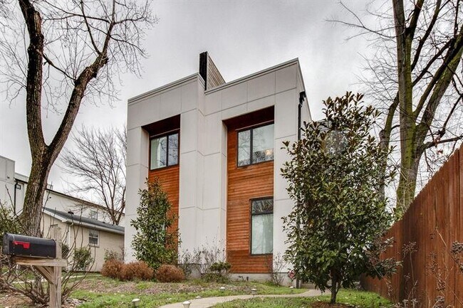 Building Photo - 744 Alloway St