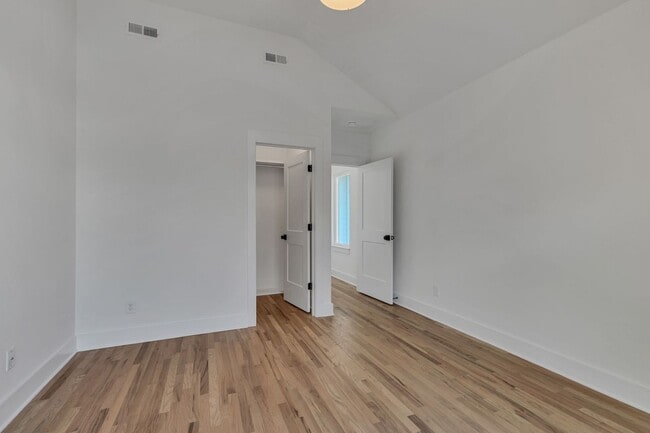 Building Photo - 5917 Robertson Ave