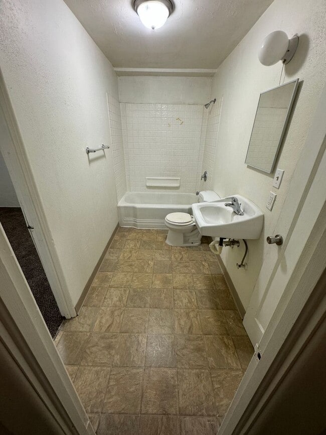 Building Photo - SW 1st Triplex