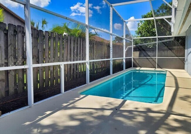 Foto del edificio - Charming 3-Bedroom Home with Pool, 2-Car Garage, and Tile Flooring Throughout!