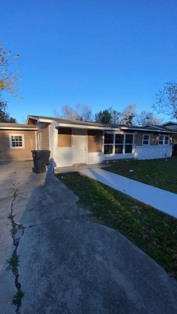 Building Photo - 2120 Jane St