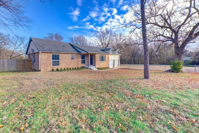 Foto del edificio - Stunning 4 Bed 3 Bath Home on Quiet Street!