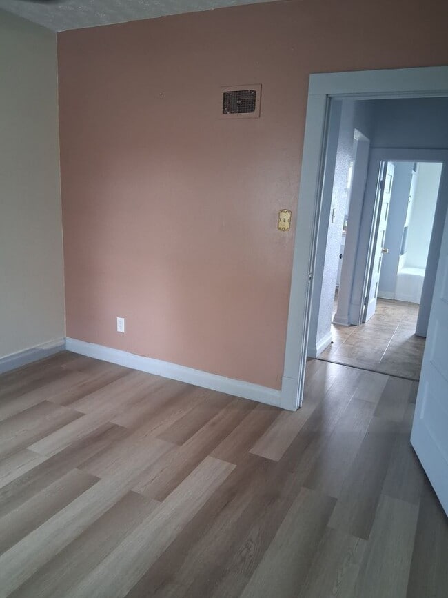 Building Photo - Chariming 2 bedroom Duplex in Quiet Neighborhood