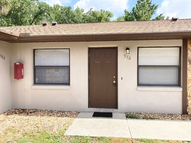 Building Photo - 2 Bedroom, 1 bath apartment for rent