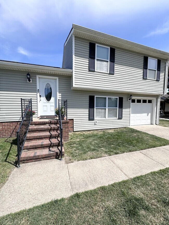 Foto del edificio - Charming Updated Home in Prime Chesapeake Location – Spacious Layout & Modern Touches!