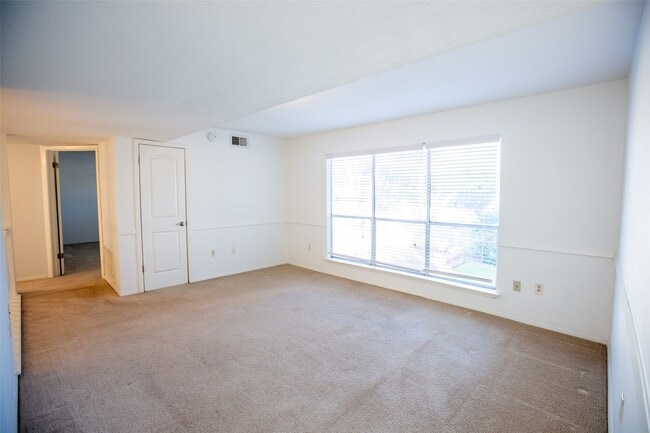 Building Photo - 2627 The Highlands Dr