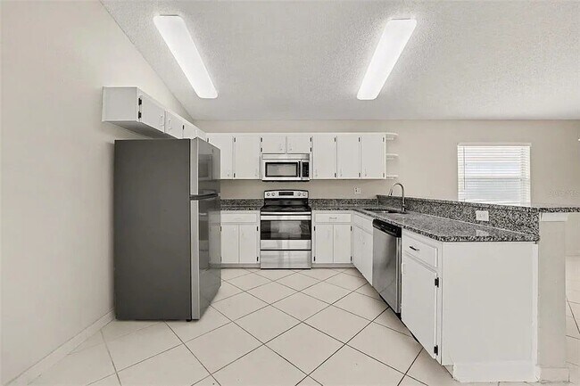 Building Photo - 204 Kingshill Ct SE