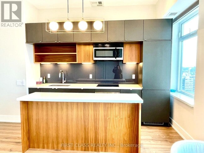 Photo du bâtiment - 111-1111 St Clair Ave W