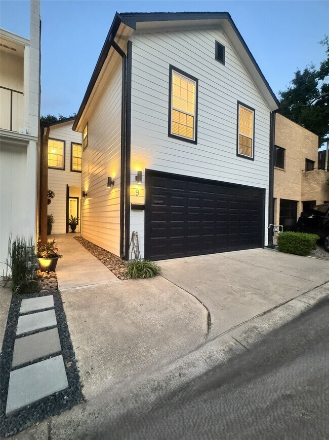 Building Photo - 516 S Post Oak Ln