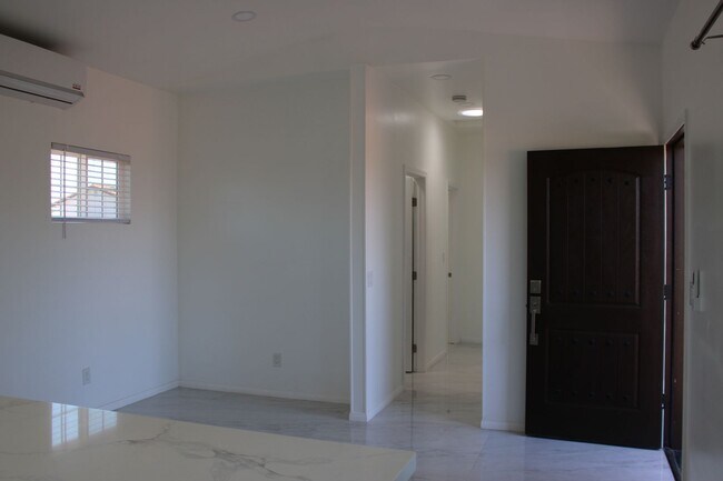 Building Photo - 2 Bedroom, 1 Bathroom Apartment