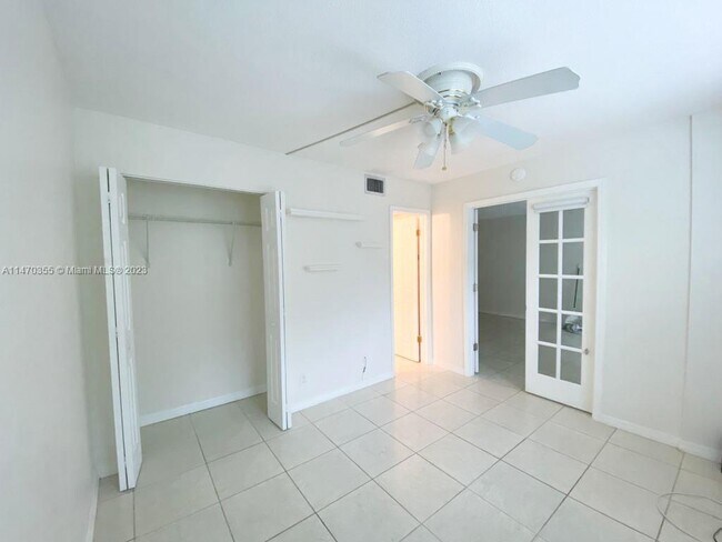 Building Photo - 9325 Lagoon Pl