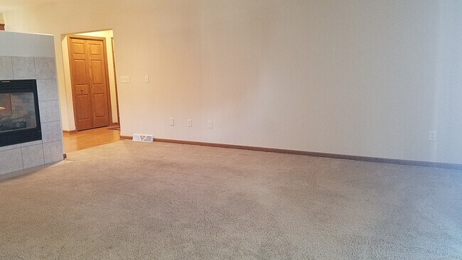 Building Photo - Beautiful Lower 2 Bedroom 2 Bath Condo!