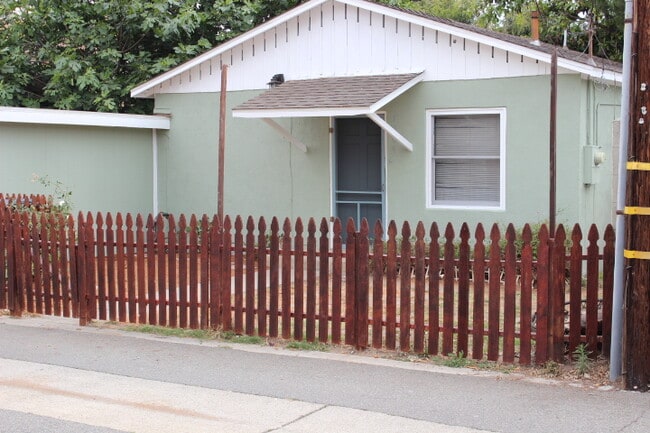 Building Photo - 1004 E Almond Ave