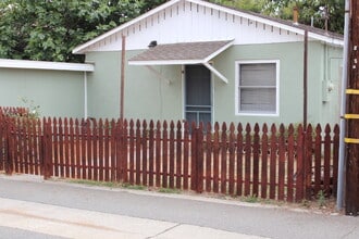Building Photo - 1004 E Almond Ave