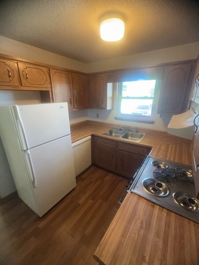 Building Photo - Adorable 2 Bedroom Duplex-106-B Pete Jones...