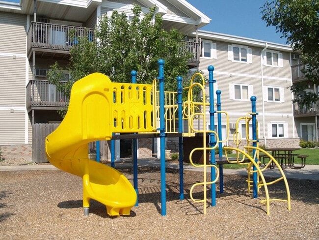 Building Photo - Oak Crossing