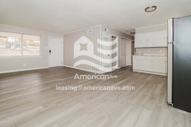 Foto del edificio - 121 Lindenhurst Dr