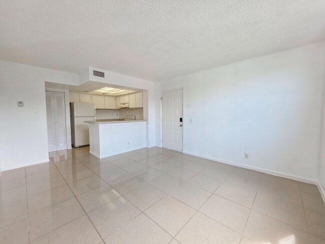 Building Photo - 708 Executive Center Dr