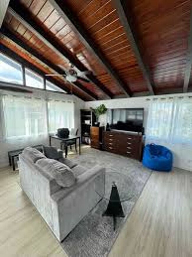 Foto del edificio - Upstairs 2 bedroom duplex in Kaneohe! 2 parking!