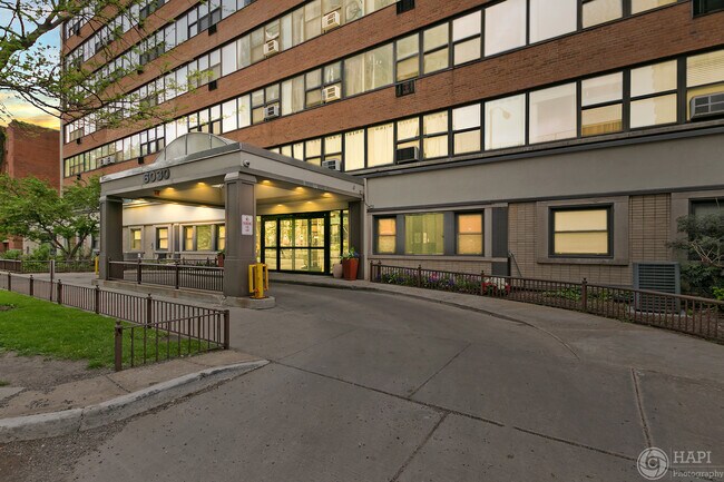 Building Photo - 6030 N Sheridan Rd