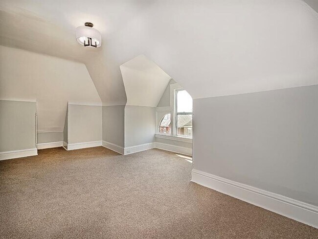 Foto del edificio - Stately Luxury Living in Schenley Heights ...