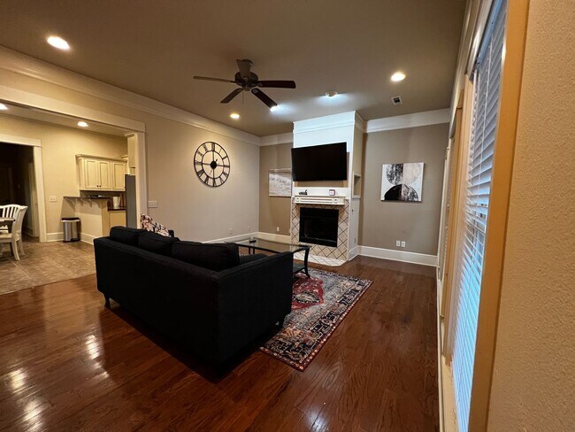 Foto del edificio - 5 bedroom 3 bath home next to Promenade