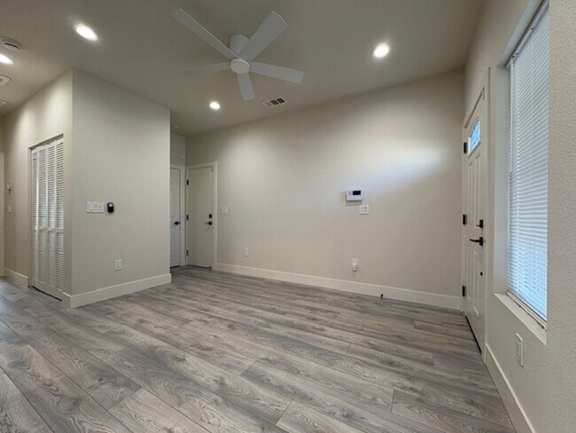 Building Photo - Two bedroom near Historical downtown Folsom