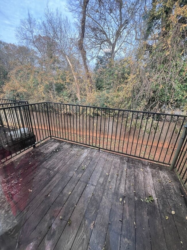 Building Photo - 2 bed 1 bath Available now!