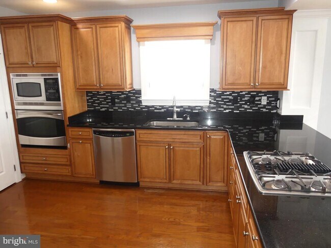 Building Photo - 505 Concord St