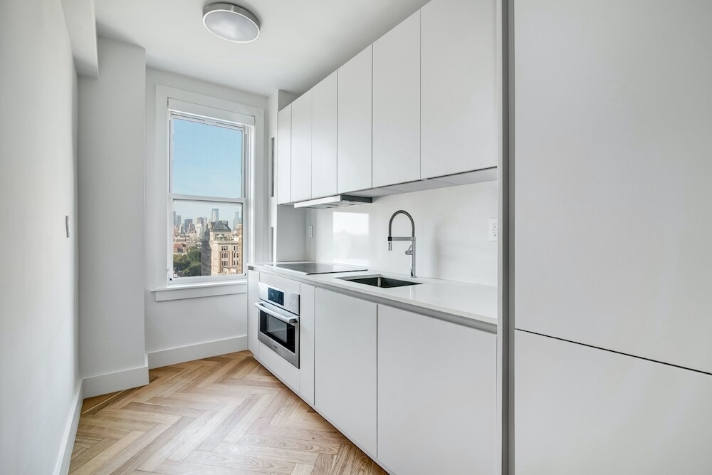 Primary Photo - 301 E 21st St