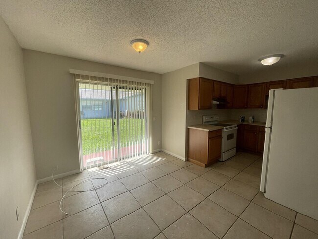 Building Photo - 2505 SE 2nd St