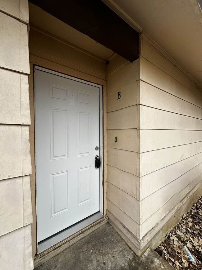 Foto del edificio - Quattro Investment Group LLC1 (5802 Emerald Forest Dr)