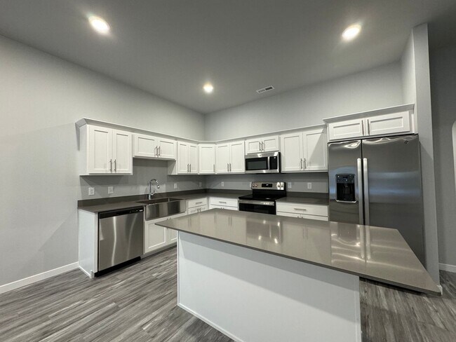 Foto del edificio - 2 Bed | 2 Bath | 3 Stall Garage | Patio Tw...