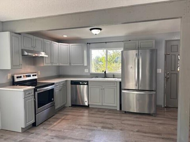 Building Photo - 5 Bedroom, 2 Bath in the Silver Beach Area!