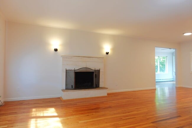 Building Photo - Updated 3 Bedroom Ranch