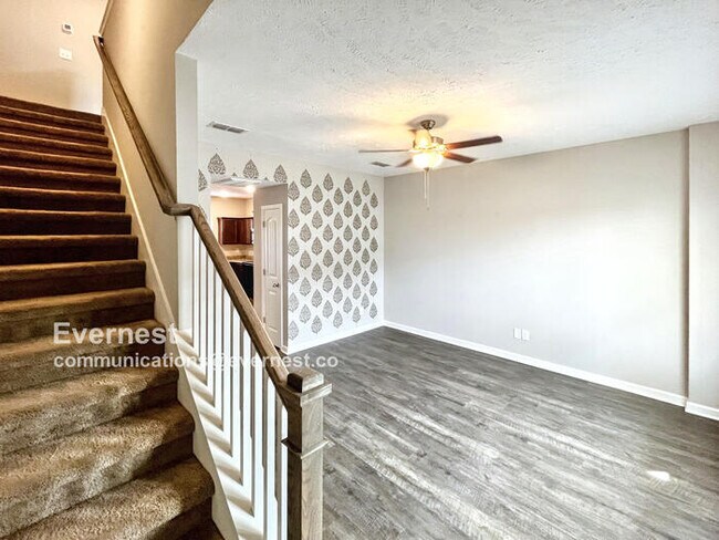 Foto del edificio - Charming 2BR Townhouse with Modern Comfort...