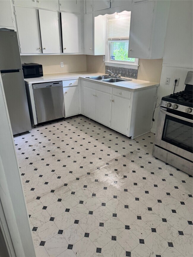 Foto del edificio - 5045 Raleigh Dr