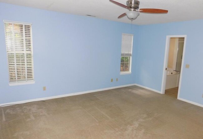 Building Photo - 6 Hathaway Ln
