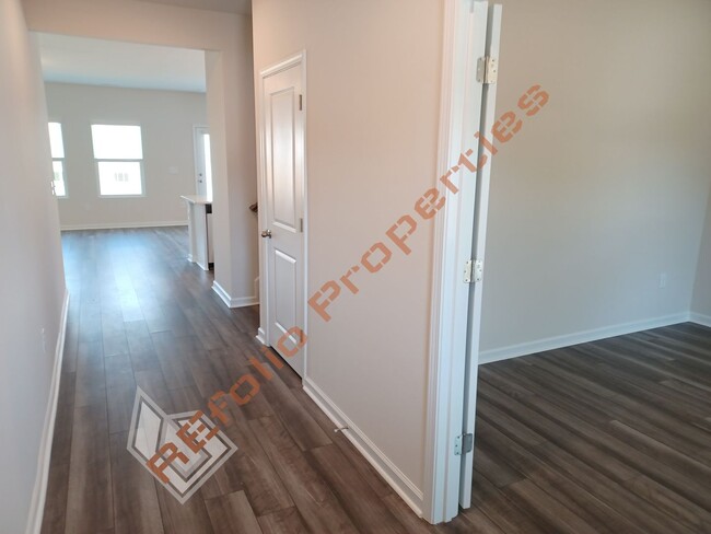 Building Photo - Beautiful 2022 Built 5 Bedroom Home with G...