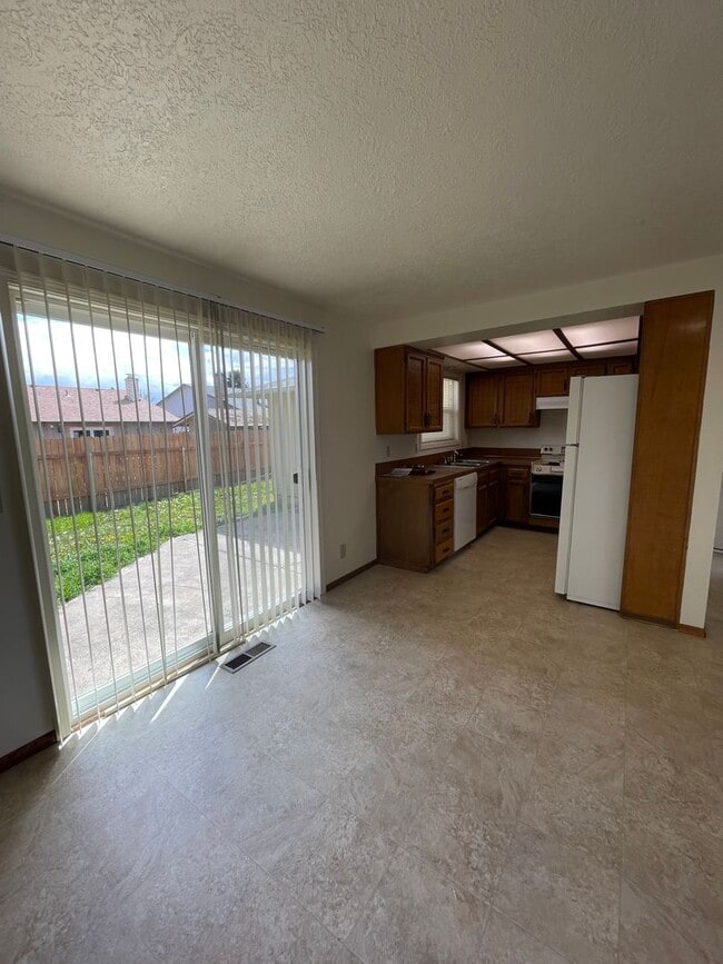 Building Photo - 3 bed home In South Salem