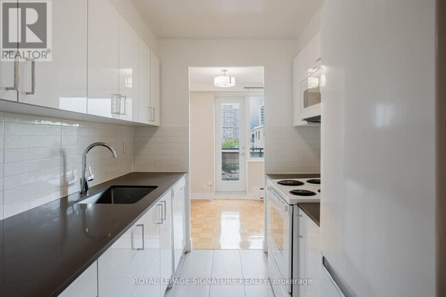 Building Photo - 2-302 Grandstand Pl