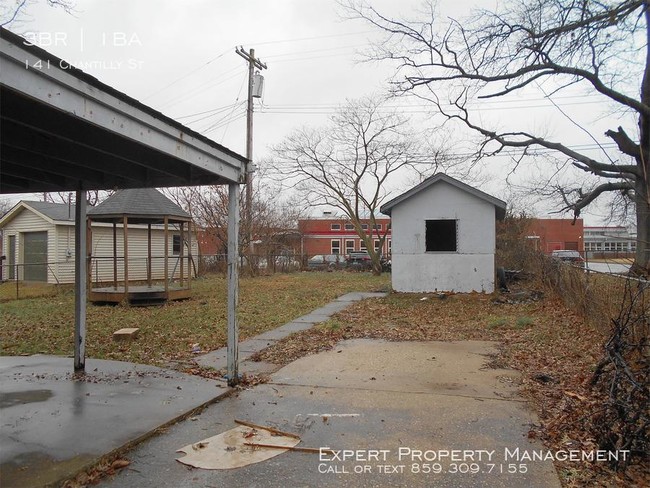 Building Photo - 141 Chantilly St