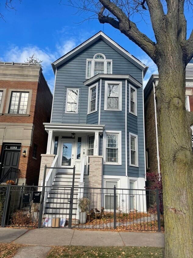 Primary Photo - 1330 W Wellington Ave