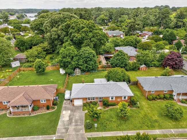 Building Photo - 3 Bedroom, Meticulously Maintained Updated...