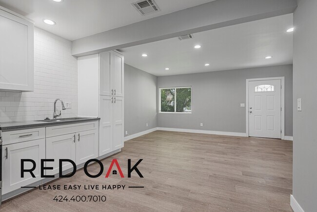 Building Photo - Charming Three Bedroom Walk-Up with Lots o...
