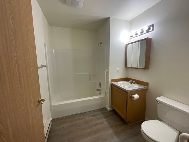 Foto del edificio - 2 Bed, 1 Bath Apartment in Blaine