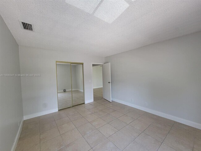 Foto del edificio - 5881 NW 57th Ave